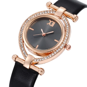 Montre femme chic avec lunette en strass or rose et bracelet en cuir noir