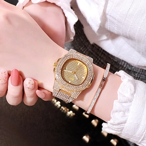 Détail de l'ensemble montre dorée de luxe ornée de cristaux et son bracelet assorti