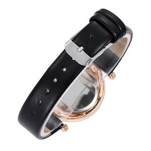 Montre ovale pour femme avec bracelet en cuir noir et boîtier en or rose sur support