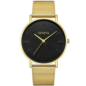 Détail du cadran noir mat et du bracelet en maille d'acier inoxydable doré de la montre
