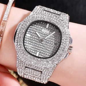 Vue macro d'une montre carrée argentée sertie de cristaux avec cadran scintillant et date