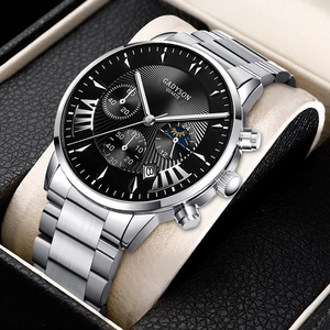 Détail de la montre quartz GADYSON avec cadran noir soleil et bracelet en acier argent