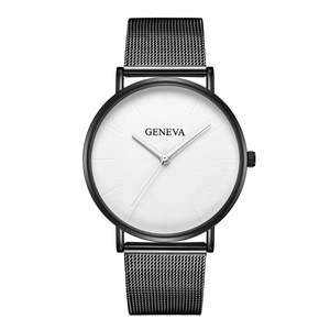 Minimalistisch quartzhorloge met witte getextureerde wijzerplaat en zwart mesh-bandje