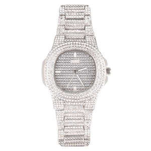 Détail d'une montre carrée argentée sertie de cristaux avec cadran brillant et date
