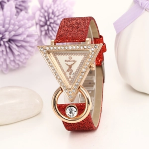 Details der Luxus-Dreieck-Uhr mit Strasssteinen und glitzerndem rotem Armband
