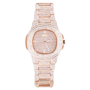 Vue détaillée du cadran de montre or rose avec lunette sertie de cristaux et guichet de date