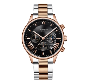 Détail macro de la montre Gadyson à quartz avec cadran noir et bracelet en acier doré