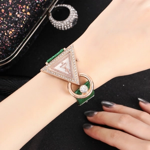 Nahaufnahme der Luxus-Dreiecksuhr mit Straßsteinen und grünem Glitzerarmband