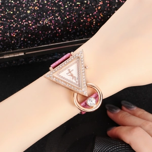 Details einer luxuriösen roségoldenen Dreiecksuhr mit glitzerndem rosa Armband
