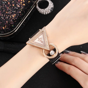Detail einer Luxus-Quarzuhr in Roségold mit Strasssteinen und schwarzem Armband