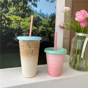 Bicchieri estivi color pastello in plastica con cannuccia stile blu e rosa