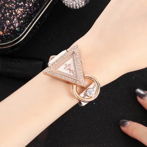 Detail der Uhr mit Dreieck-Strass-Rhinestone-Lünette, Roségold-Gehäuse und weißem Lederarmband