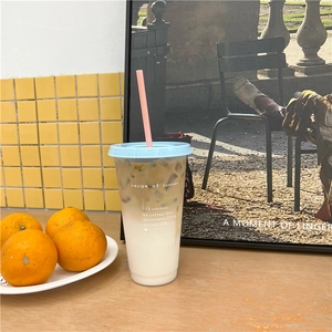 Dettaglio di un bicchiere con cannuccia smerigliato da 700 ml con tappo blu e cannuccia rosa