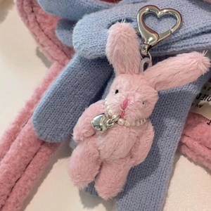 Niedlicher rosa Plüsch-Hasenanhänger mit Perlenkette und silbernem Herzverschluss