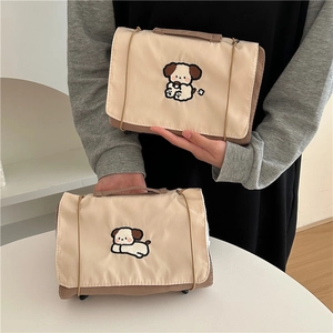 Detailansicht der Make-up-Tasche mit Hunde-Stickerei und stabilem Tragegriff oben