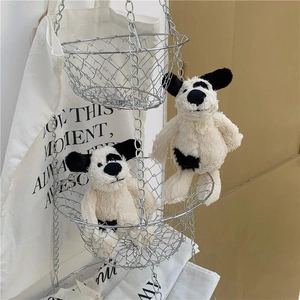 Porte-clés peluche chiot timide bicolore noir et blanc suspendu à un panier décoratif