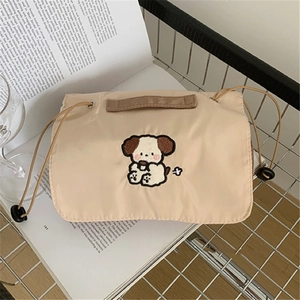 Detail der beigen Nylon-Kordeltasche mit niedlicher Welpen-Stickerei und Kordelstopper