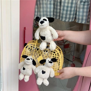 Détail d'un porte-clés chiot dalmatien en peluche bouclée avec un fermoir métallique
