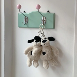 Paire de porte-clés chiots en peluche avec détail cœur sur crochet vintage