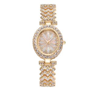 Montre élégante en alliage doré pour femme avec lunette diamants et cadran à motif pétale