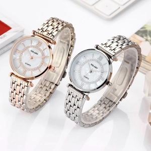 Dettaglio orologi da donna YOLAKO con quadrante stellato e cinturino a maglia argento e oro