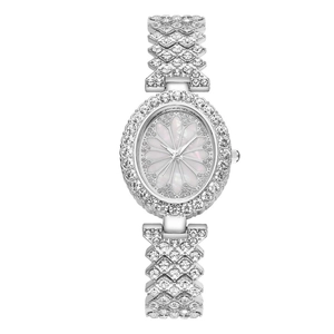 Montre de luxe argentée pour femme avec lunette en strass et cadran à motif pétale élégant