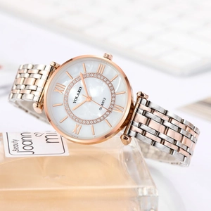 Dettaglio orologio donna con quadrante in marmo e cerchio di strass su cinturino in metallo