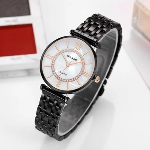 Dettaglio dell'orologio da donna con quadrante stellato e ghiera interna con cristalli