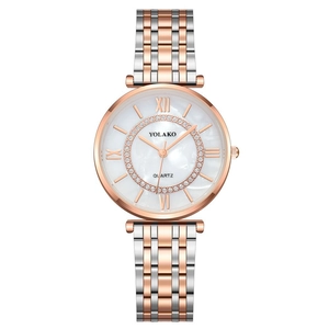 Dettaglio dell'orologio da donna con quadrante stellato e numeri romani in oro rosa