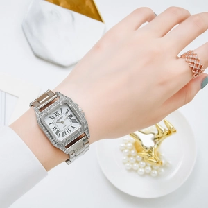 Dettaglio di un orologio al quarzo quadrato argento con lunetta in strass e numeri romani