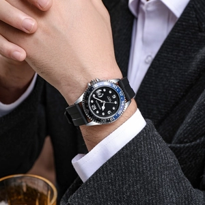 Herren Quarzuhr mit schwarz-blauer Lünette und Silikonarmband am Handgelenk