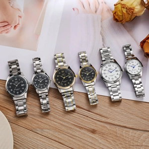 Klassisches Quarzuhren-Set mit Metallarmband und Datumsanzeige auf einem Holztisch