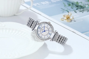 Dettaglio dell'orologio al quarzo argento con strass scintillanti e lancette blu