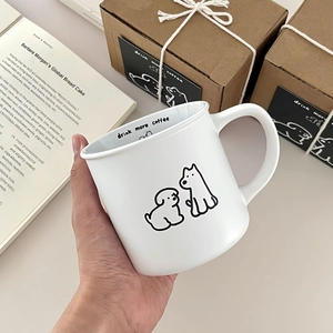 Détail du mug en céramique mate avec motif chien dans son coffret cadeau en kraft