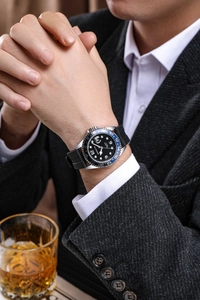 Nahaufnahme der Herrenquarzuhr mit zweifarbiger GMT-Lünette und Silikonarmband