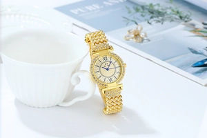 Dettaglio di un orologio al quarzo dorato di lusso con cristalli su una tazza bianca