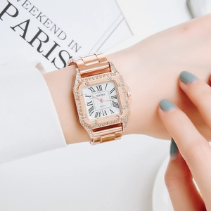 Dettaglio dell'orologio quadrato oro rosa con lunetta in strass e quadrante a cifre romane