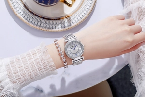 Dettaglio dell'orologio da donna argento di lusso e bracciale a cuore con cristalli lucenti