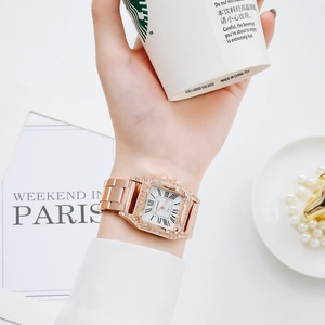 Primo piano dell'orologio in acciaio oro rosa con lunetta in strass e quadrante romano al polso
