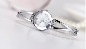 Dettaglio dell'orologio rigido in quarzo argento con indici in cristallo e cinturino