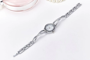 Dettaglio dell'orologio a catena argento con quadrante in cristallo e finiture eleganti