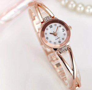 Dettaglio dell'orologio a bracciale in oro rosa con strass e quadrante al quarzo elegante
