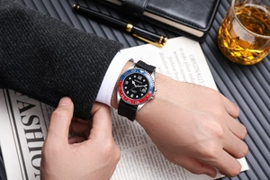 Geschäftsmann trägt Quarzuhr mit rot-blauer Pepsi-Lünette und schwarzem Silikonarmband