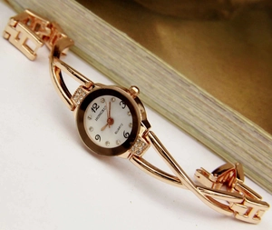 Vista dettagliata di un orologio a bracciale al quarzo oro rosa con accenti di cristallo