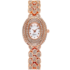 Dettaglio dell'orologio al quarzo in oro rosa con lunetta e cinturino in strass