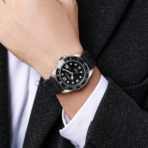 Quarzuhr für Herren mit schwarzem Zifferblatt, silberner Lünette und Silikonarmband