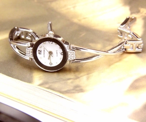 Dettaglio orologio a bracciale argento al quarzo con ghiera nera e indici in strass