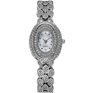 Dettaglio di un orologio di lusso da donna in argento al quarzo con strass brillanti