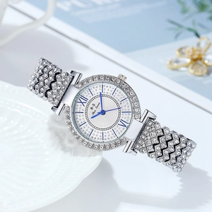 Dettaglio dell'orologio di lusso da donna con lancette blu e pavé di diamanti brillanti