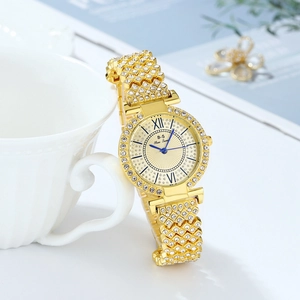 Dettaglio ravvicinato di un orologio di lusso dorato da donna con bracciale di cristalli